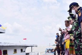 Bupati Inhil secara resmi lepas ekspor perdana kelapa bulat ke Pelabuhan Batu Pahat Malaysia