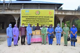 Bakti sosial perempuan untuk Negeri Dharma Pertiwi H Biak  bagikan paket sembako