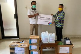 PLN Bagikan Bantuan APD dan Alat Kesehatan di Jongkat