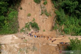 Warga Olele Bone Bolango gotong royong bersihkan material longsor