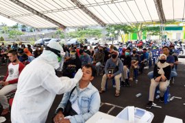 Pemprov Kepri tambah tenaga analis  percepat pemeriksaan swab