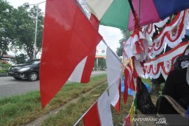 Lapak pedagang bendera musiman di pinggir jalan di Kota  Palu Page 3 Small