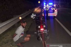 Diduga mabuk, pemotor nekat masuk Tol JORR Bekasi