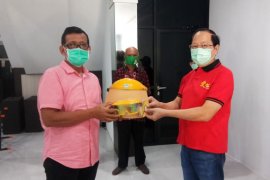 RSU YARSI Pontianak dapat bantuan 100 APD