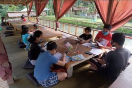 Siswa belajar secara daring di rumah makan