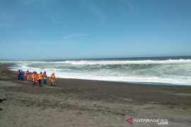Tujuh wisatawan pantai Bantul terseret ombak, dua meniggal dan lima orang masih hilang