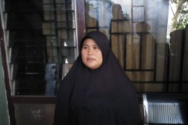 Seorang ibu digugat anak kandungnya karena tanah warisan hingga uang pensiunan