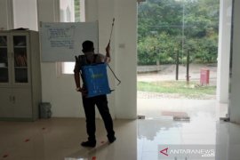 BPBD semprotkan disinfektan ke 90 "meunasah" di Kota Serambi Mekah