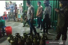 Tim gabungan Pontianak sita puluhan tabung elpiji subsidi dari beberapa warung bakso dan warkop