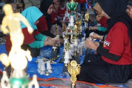 Kerajinan Piala untuk Perayaan Kemerdekaan