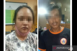 Dua orang diduga pelaku jambret ponsel di Jakarta Barat nyaris diamuk massa