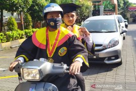 Ratusan lulusan UWKS diwisuda secara "drive thru"