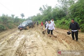 Karolin pantau sejumlah jalan yang rusak dalam kunjungan kerjanya