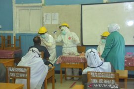 Para guru SMP di Padang Panjang ikut tes usap sebelum sekolah tatap muka dimulai