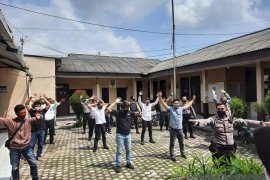 Personel Polsek Jambi Timur  berjemur sebelum bekerja di lapangan