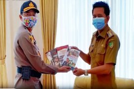 Nadalsyah terima buku pedoman dari Polres Barito Utara