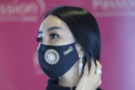 Tampil elegan dengan masker bertahta berlian