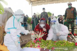 Istri dan dua anak Wali Kota (alm) Nadjmi Adhani berduka