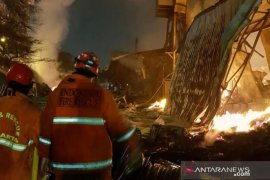 Selama 18 jam petugas padamkan kobaran api di pabrik mebel Cakung
