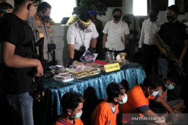 Polrestabes Surabaya tembak mati pengedar narkoba