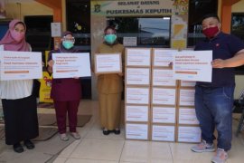 Wujud peduli tenaga kesehatan, komunitas "Food Youtuber Indonesia" bagikan APD