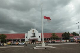 Kibarkan bendera setengah tiang tanda penghormatan almarhum Nadjmi Adhani