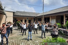 Personil Polsek Jambi Timur berjemur sebelum beraktivitas cegah COVID-19