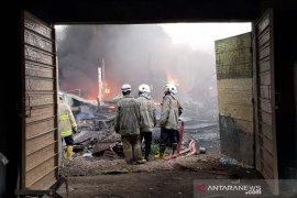 Sebuah gudang pengoplos cat di Semarang terbakar