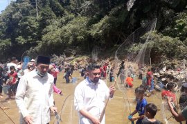 Anggota DPD RI, Cawagub dan Cabup hadiri tradisi buka ikan larangan di Lubuk Godang Pasaman Barat (Video)