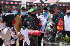 Danrem 133/NW resmikan bantuan bedah rumah peringati HUT Kemerdekaan