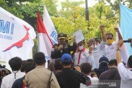 Ketua DPRD Kalsel Bersama Buruh