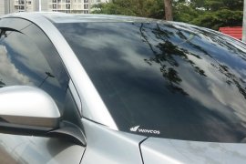 Perlukah merawat kaca film mobil?