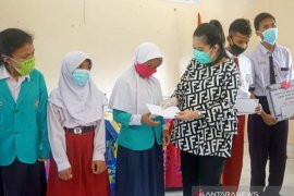 GOW Bangka Barat menyalurkan bantuan ke siswa SLB Mentok