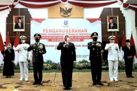 Gubernur Khofifah serahkan Lencana Kehormatan untuk mendiang Rudy Ermawan