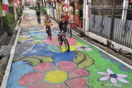 Warga Bandung sambut HUT RI dengan melukis jalan