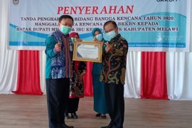 Bupati dan Ketua TP PKK Melawi dapat dua penghargaan dari BKKBN RI