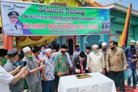 Bupati ajak masyarakat aplikasikan nilai-nilai Islam dalam kehidupan saat resmikan Masjid Mujahidin Bil Haq