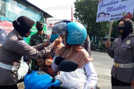 Jurnalis bersama Polres Kota Kediri bagi-bagi masker