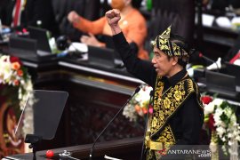 Presiden Jokowi meminta media tidak hanya cari "click" dan "like"