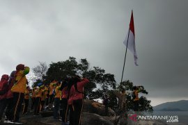 Polres Bangka Barat kibarkan bendera raksasa di puncak Bukit Nibung