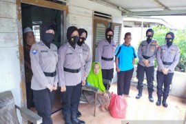 Polwan Polres Bangka bagikan puluhan paket sembako