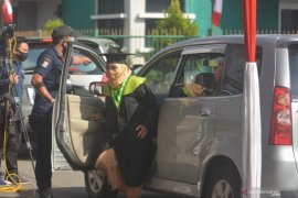 Wisuda secara drive thru IAIN Jember