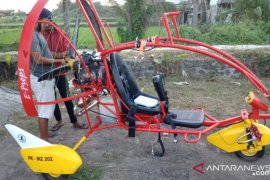 "Atraksi udara paramotor" meriahkan HUT ke-75 Kemerdekaan RI di Gianyar