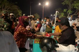 Wali Kota Mojokerto bersama Kapolresta-Dandim sisir warga tak bermasker