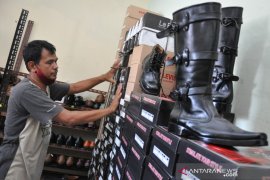 Produk sepatu