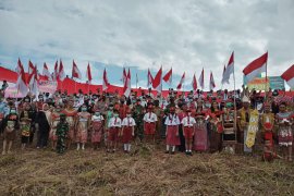 Giant White and Red flag hoisted in Indonesia-Malaysia border area