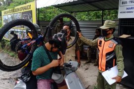 Sleman beri pembinaan penggunaan masker di "Lava Tour Merapi"