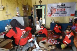 PMI Sukabumi sambut HUT RI dengan bagikan masker merah putih