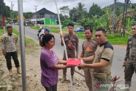Bupati Bangka bagikan bendera Merah Putih gratis untuk warga tidak mampu