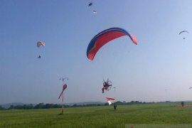 Pengibaran bendera merah putih dengan ketinggian 2.020 meter di Lanud Ats